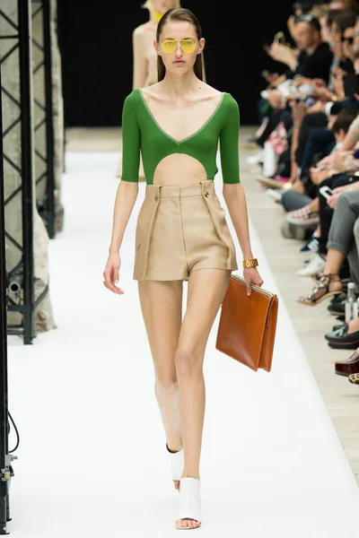 Look 18